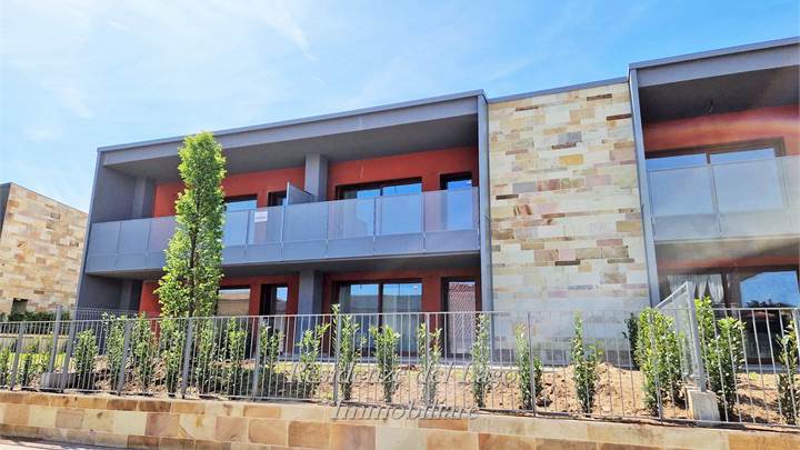 NEUE WOHNUNG MIT GROßER WOHNTERRASSE.