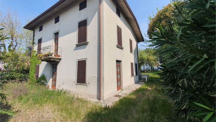 SINGLE VILLA IN FRONT OF THE LAKE.