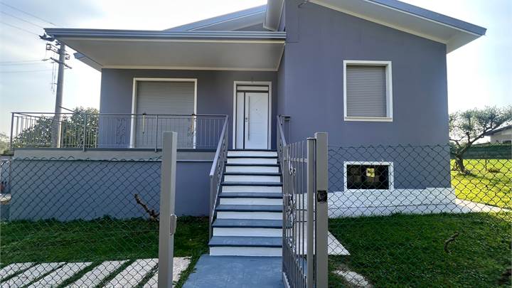 VILLA SINGOLA RISTRUTTURATA CON AMPIO GIARDINO PRIVATO