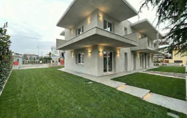 Villa in vendita a Desenzano del Garda