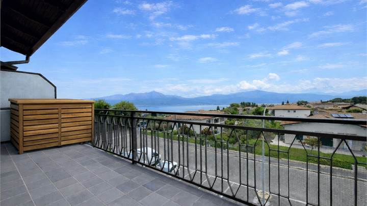 APPARTAMENTO TRILOCALE CON MERAVIGLIOSA VISTA LAGO